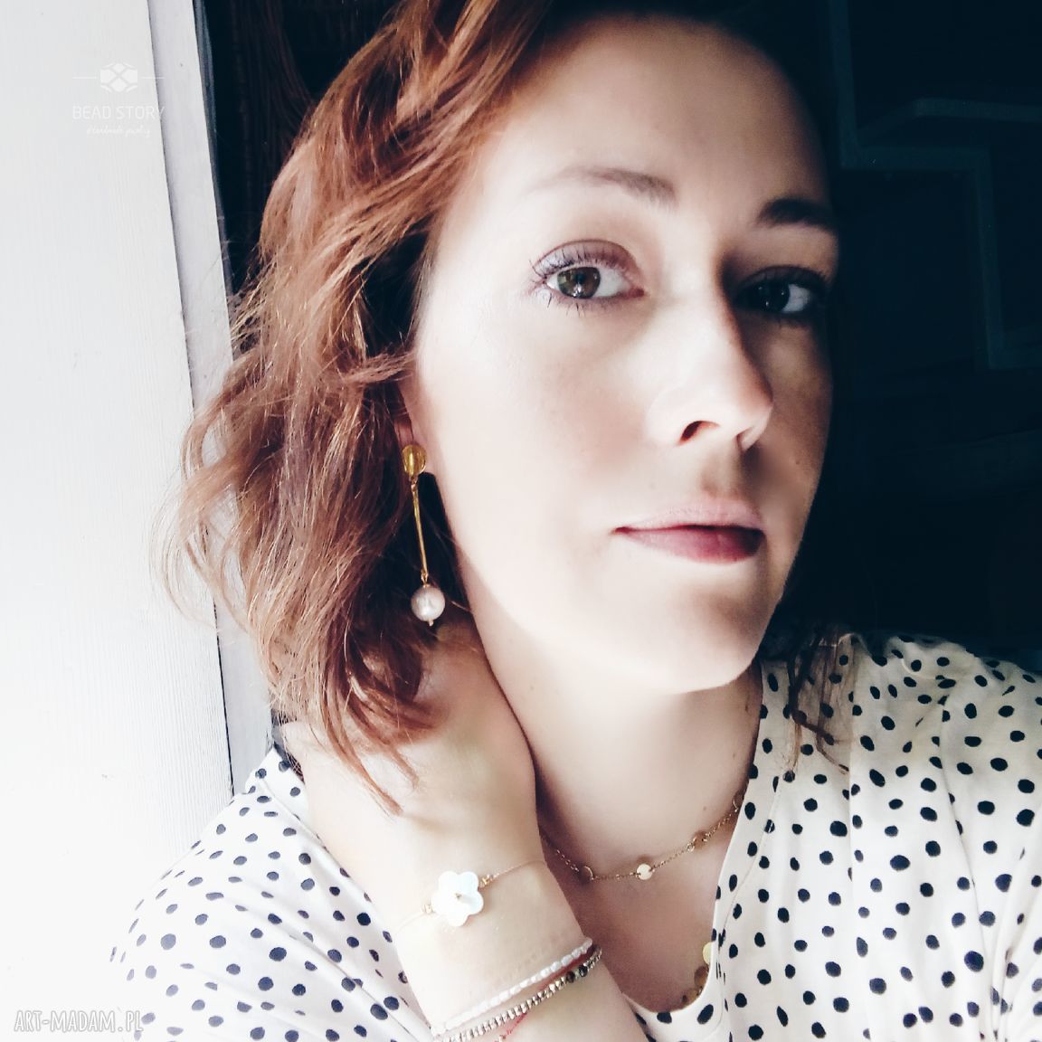 Delikatna bransoletka z kwiatuszkiem - regulowany obwód