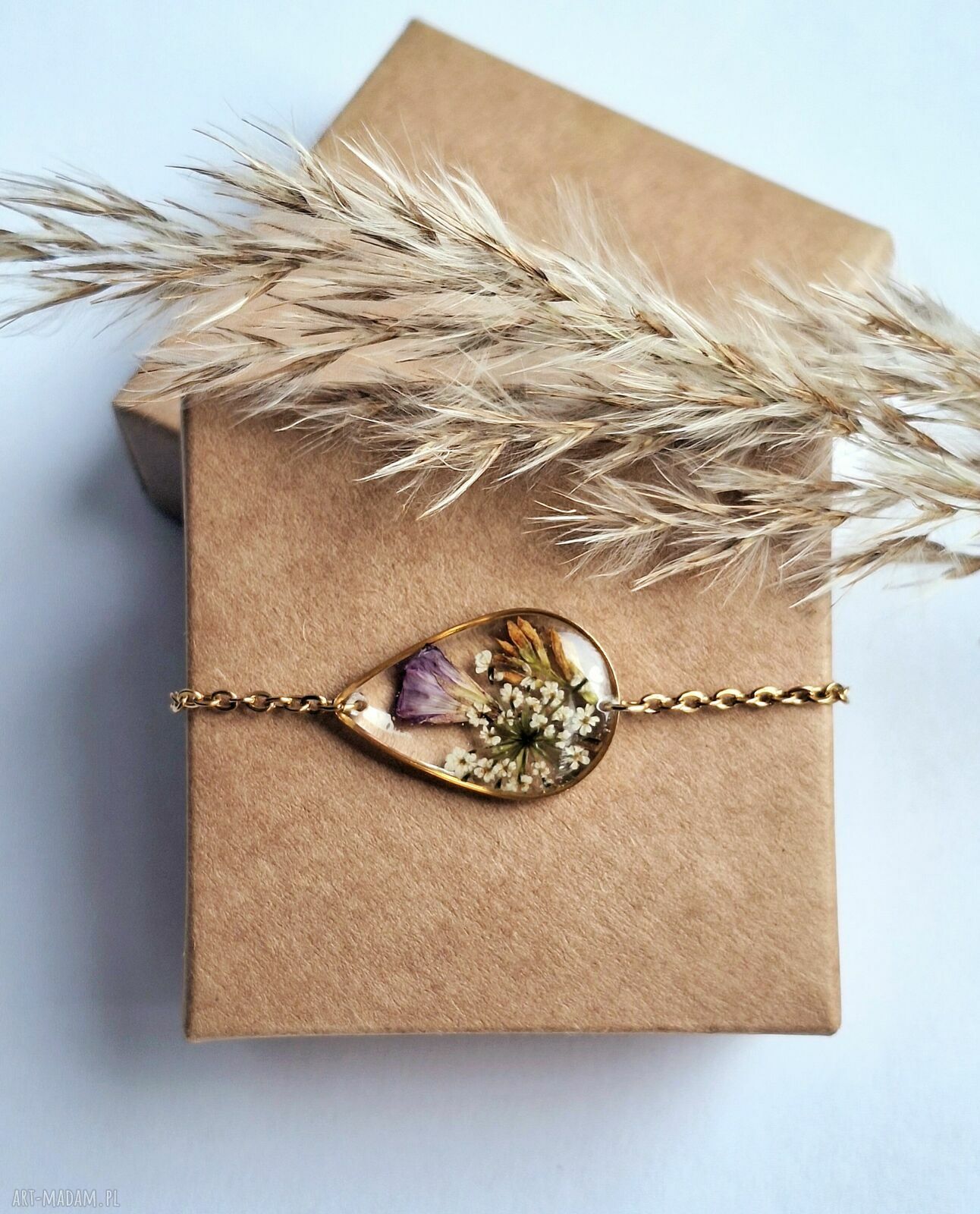 Bransoletka z żywicy „Łezka” z polnymi kwiatami - handmade dla miłośniczki natury