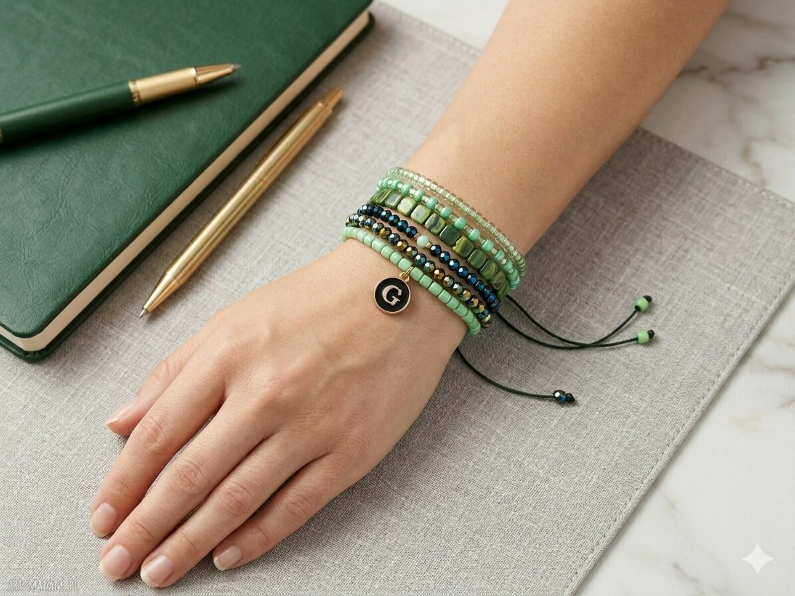 Zestaw 5 bransoletek beaded green z personalizowaną literką
