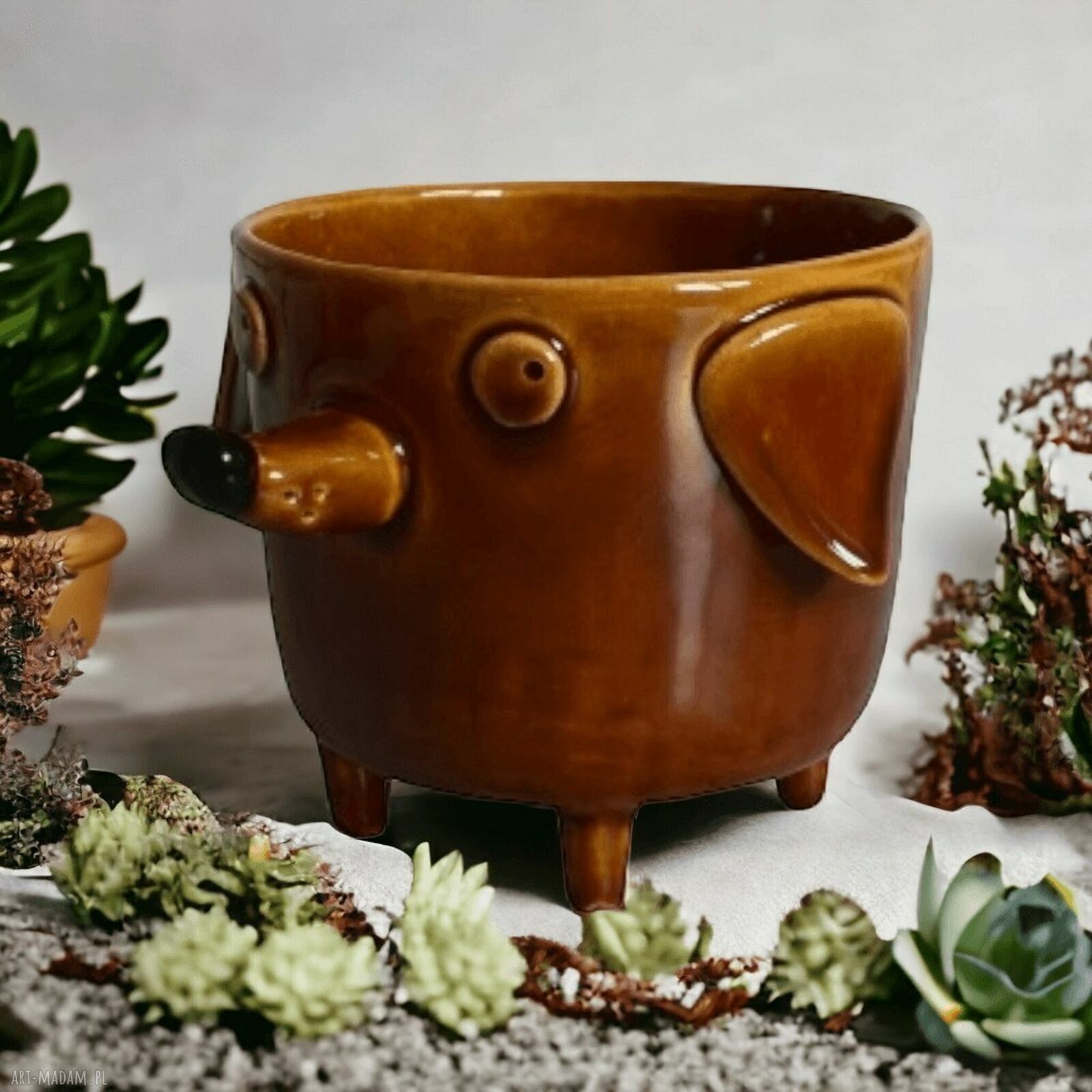 Brązowa doniczka ceramiczna Pies Azorek - osłonka na prezent od Lamabo Ceramics