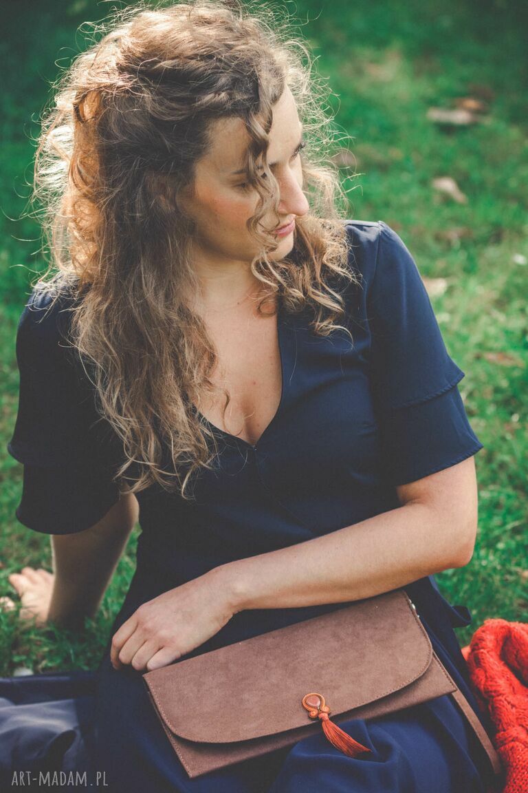 Brązowa kopertówka czekoladowa z haftem soutache i chwostem boho