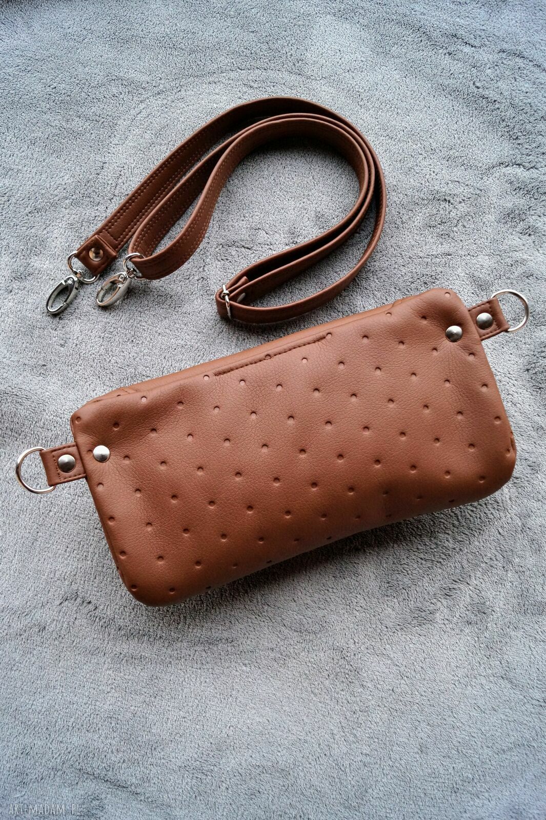 Brązowa mini saszetka wegańska na spacer - minimalistyczna nerka
