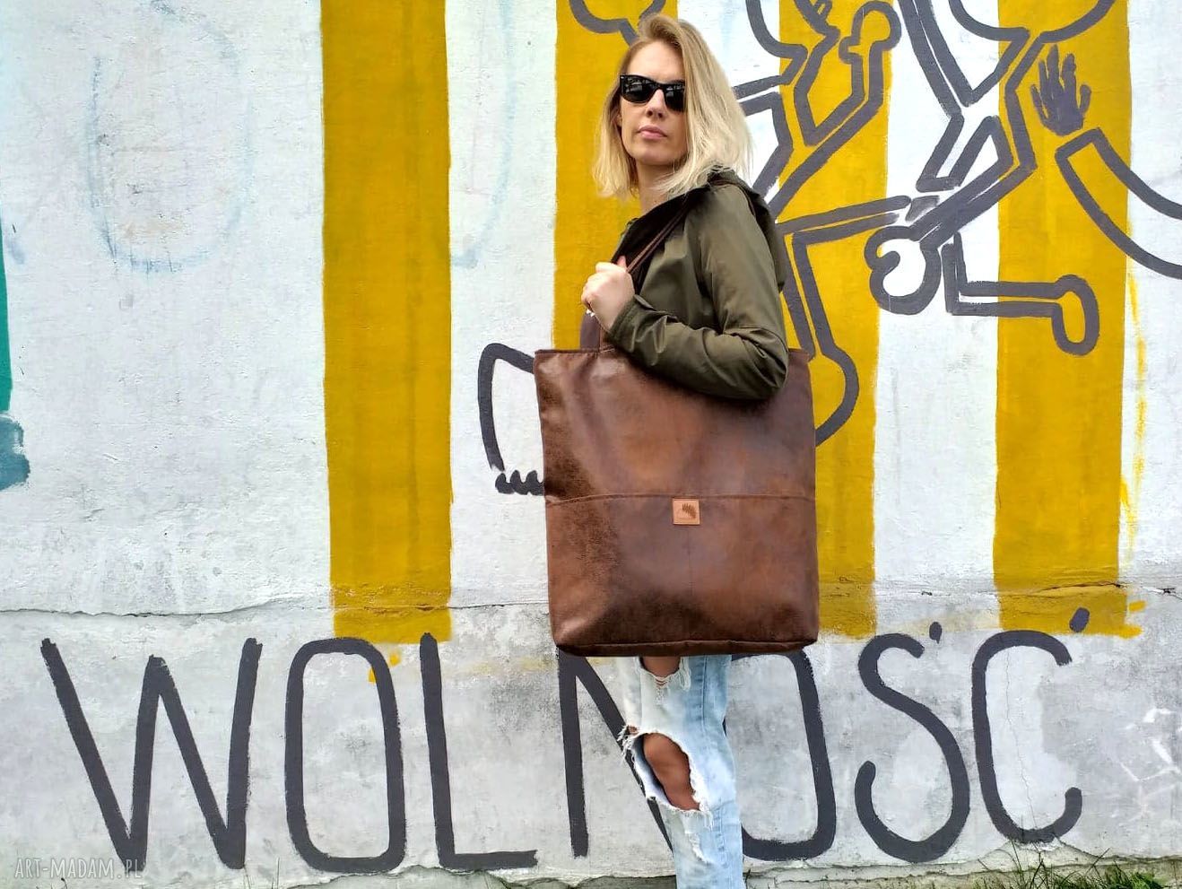 Brązowa zamszowa torebka shopper do noszenia na ramieniu