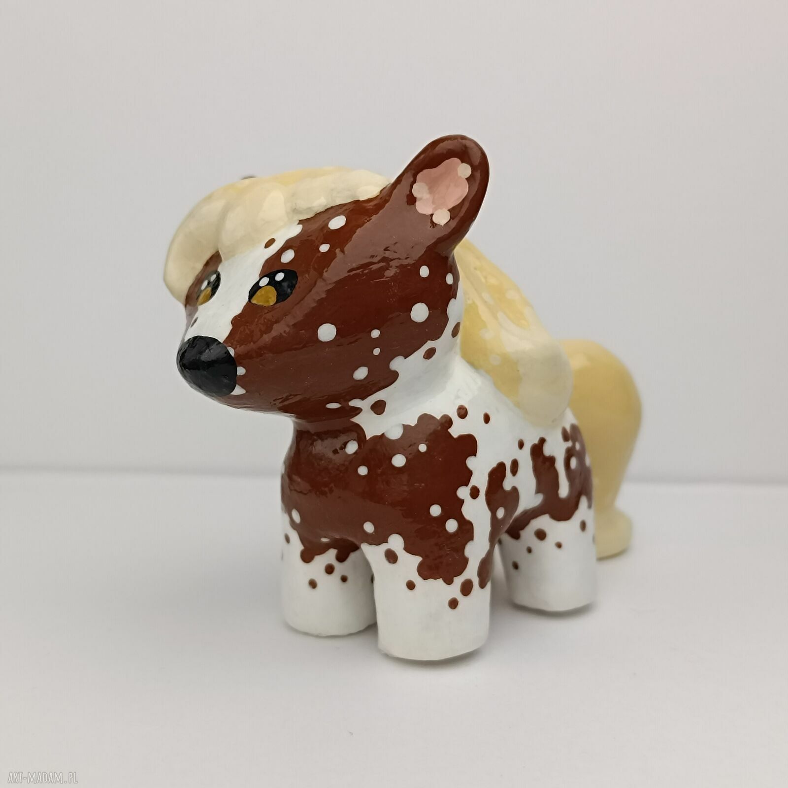 Urocza figurka brązowego konia ręcznie malowana (miniaturka dekoracyjna)