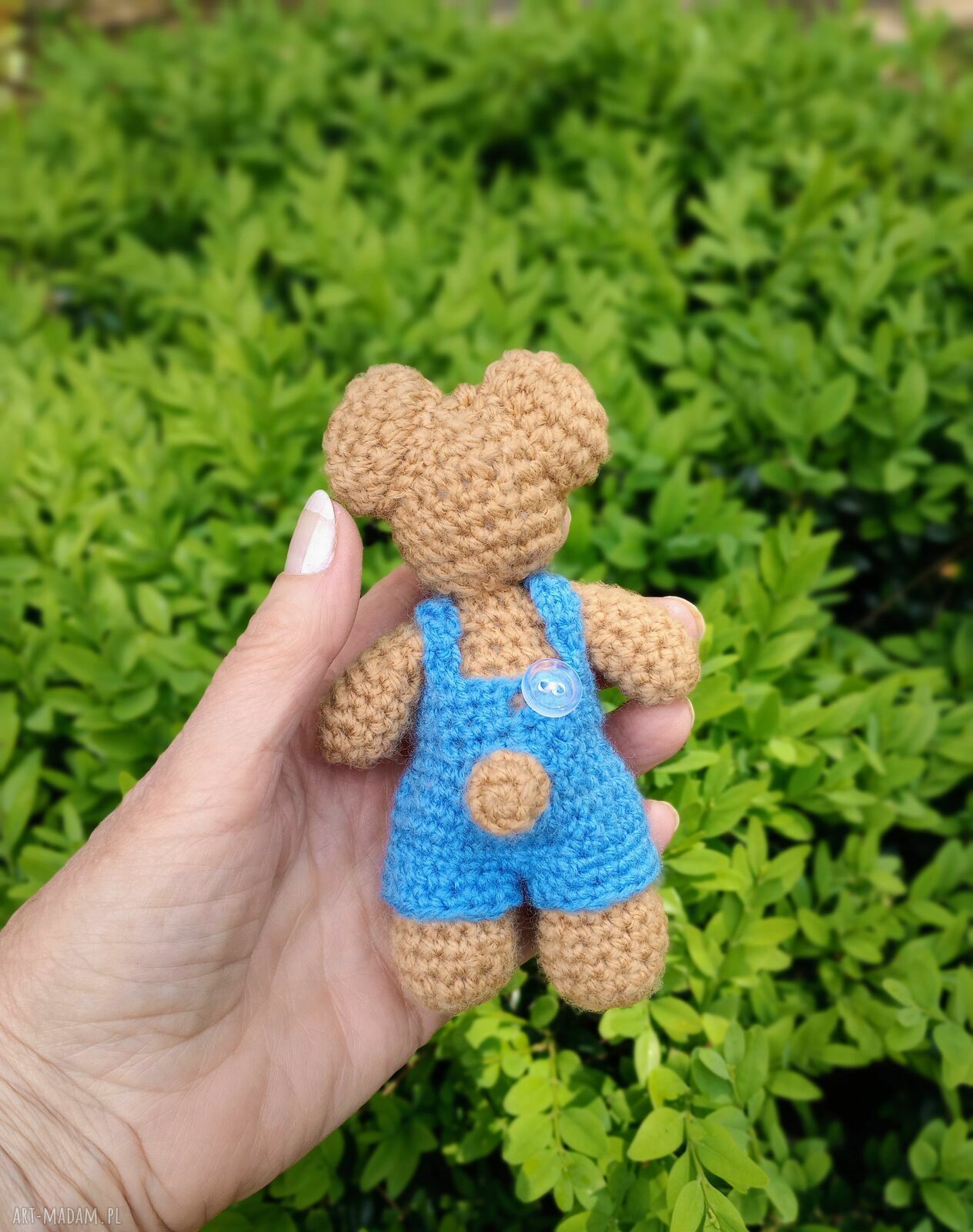 Brązowy miś szydełkowy z ubrankami - breloczek i przytulanka do przebierania (ok. 14 cm)