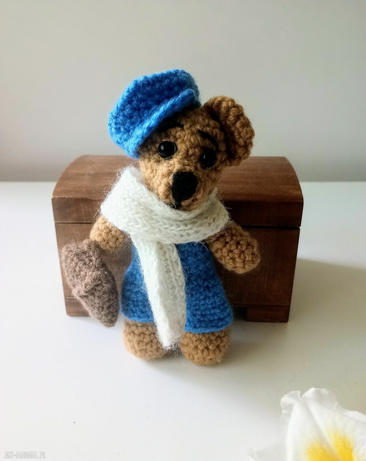 Brązowy miś szydełkowy z ubrankami - breloczek i przytulanka do przebierania (ok. 14 cm)