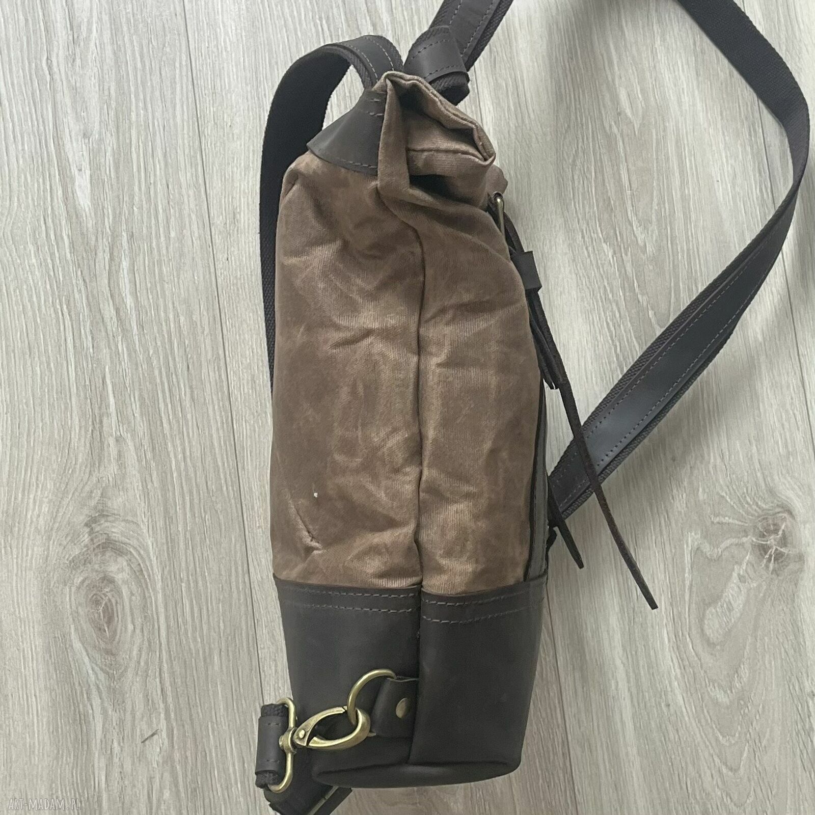 plecaki: Brązowy plecak ze skóry i bawełny woskowanej zapinany na dwie klamry