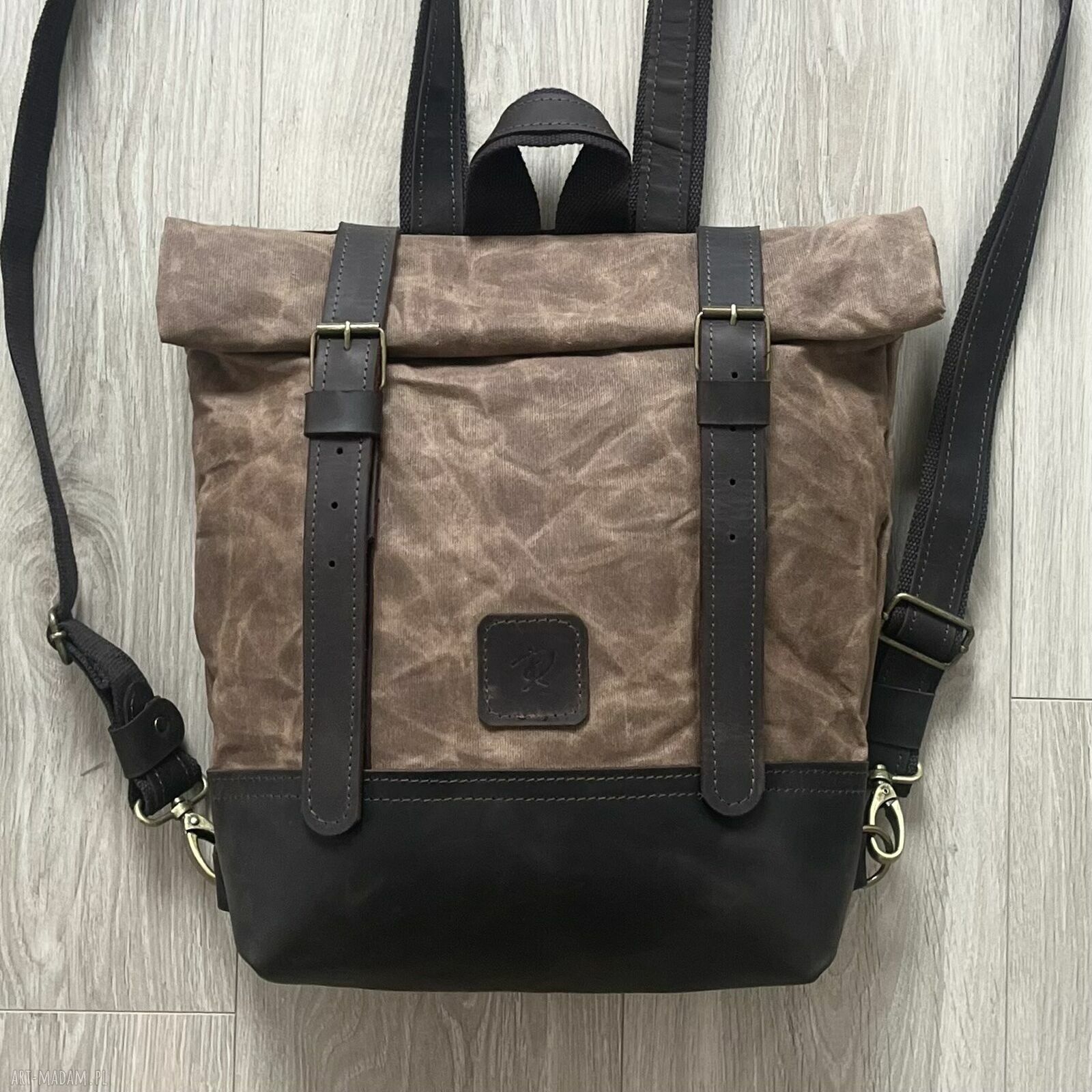 Brązowy plecak skóry bawełny woskowanej zapinany dwie klamry