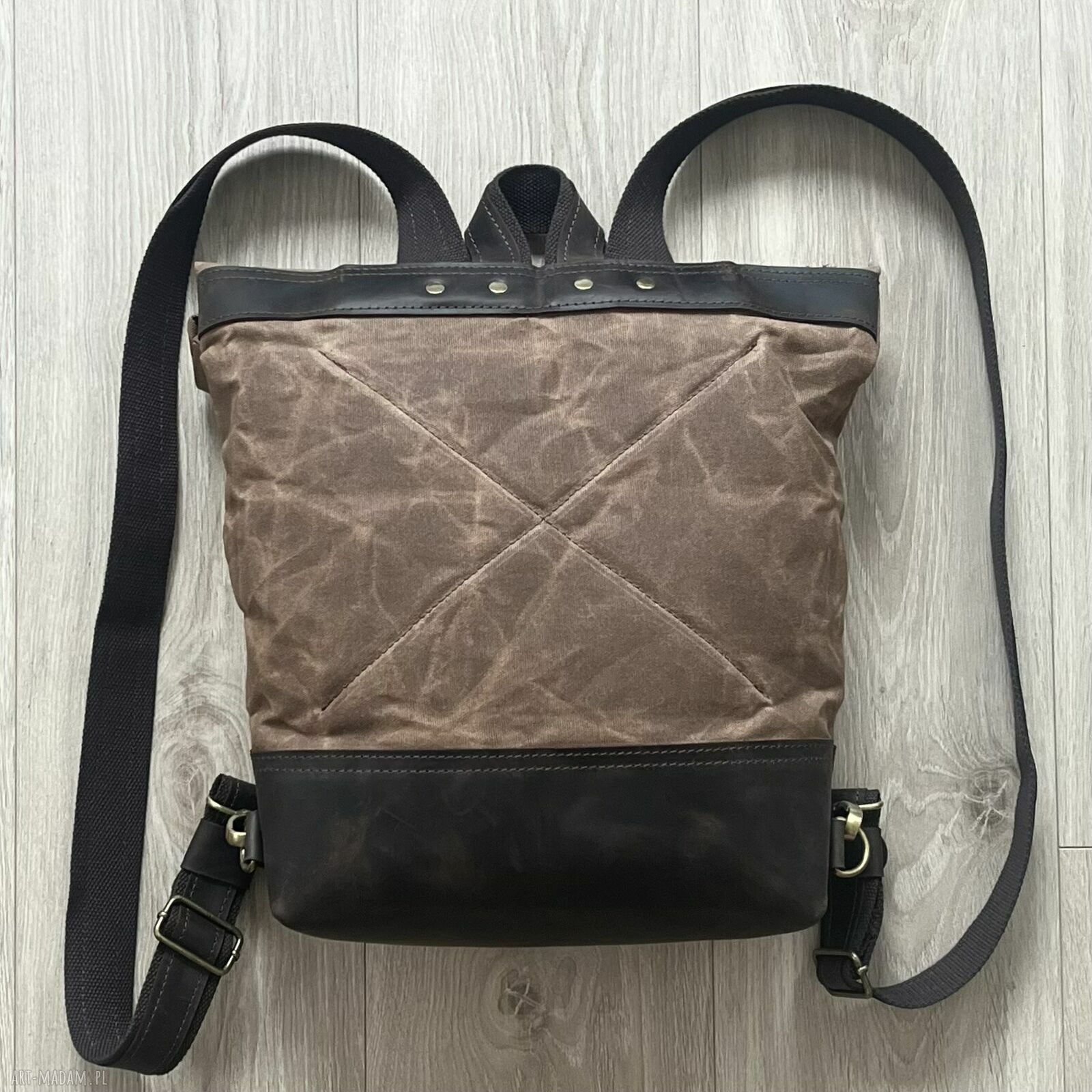 plecaki: Brązowy plecak ze skóry i bawełny woskowanej zapinany na dwie klamry