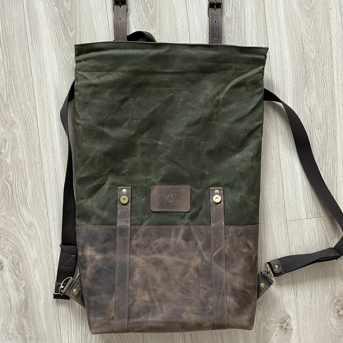 Brązowo-zielony plecak vintage handmade z woskowanej bawełny i skóry Crazy Horse