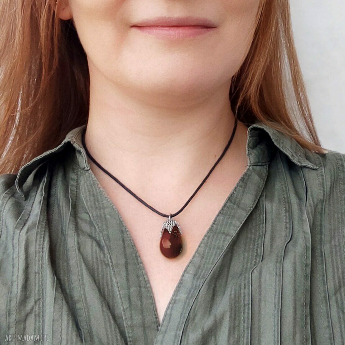 Brązowy wisior XL z szklanej kropli w metalowej siateczce