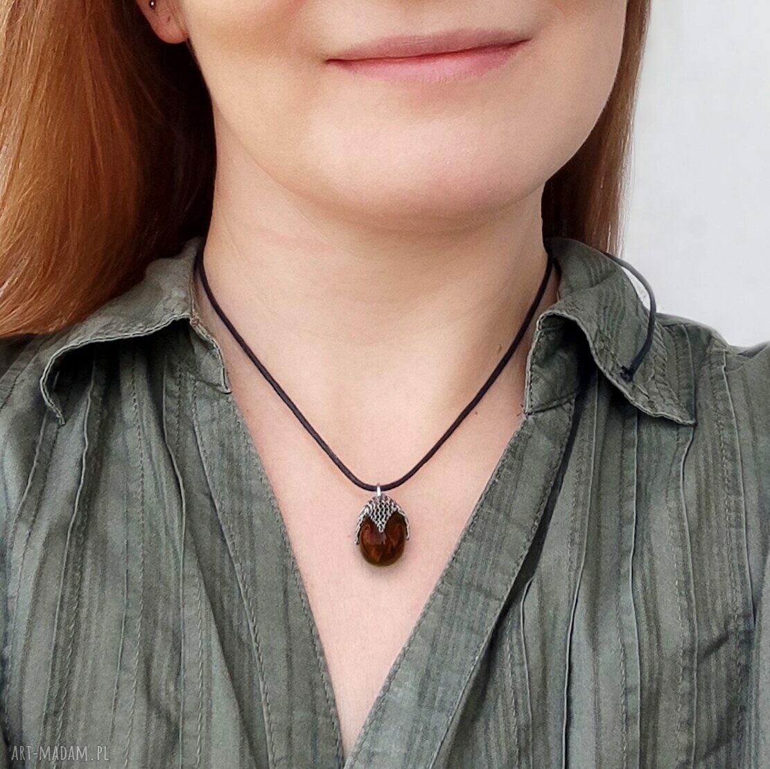 Brązowy wisiorek handmade z szklanej kropli w siateczce - M