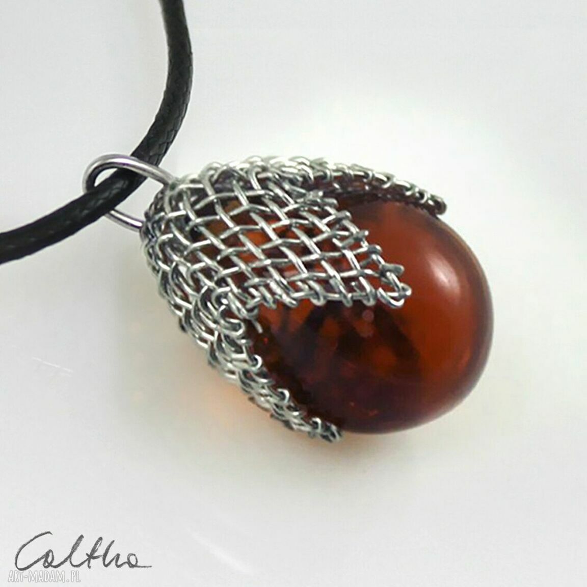 Brązowy wisiorek handmade z szklanej kropli w siateczce - M