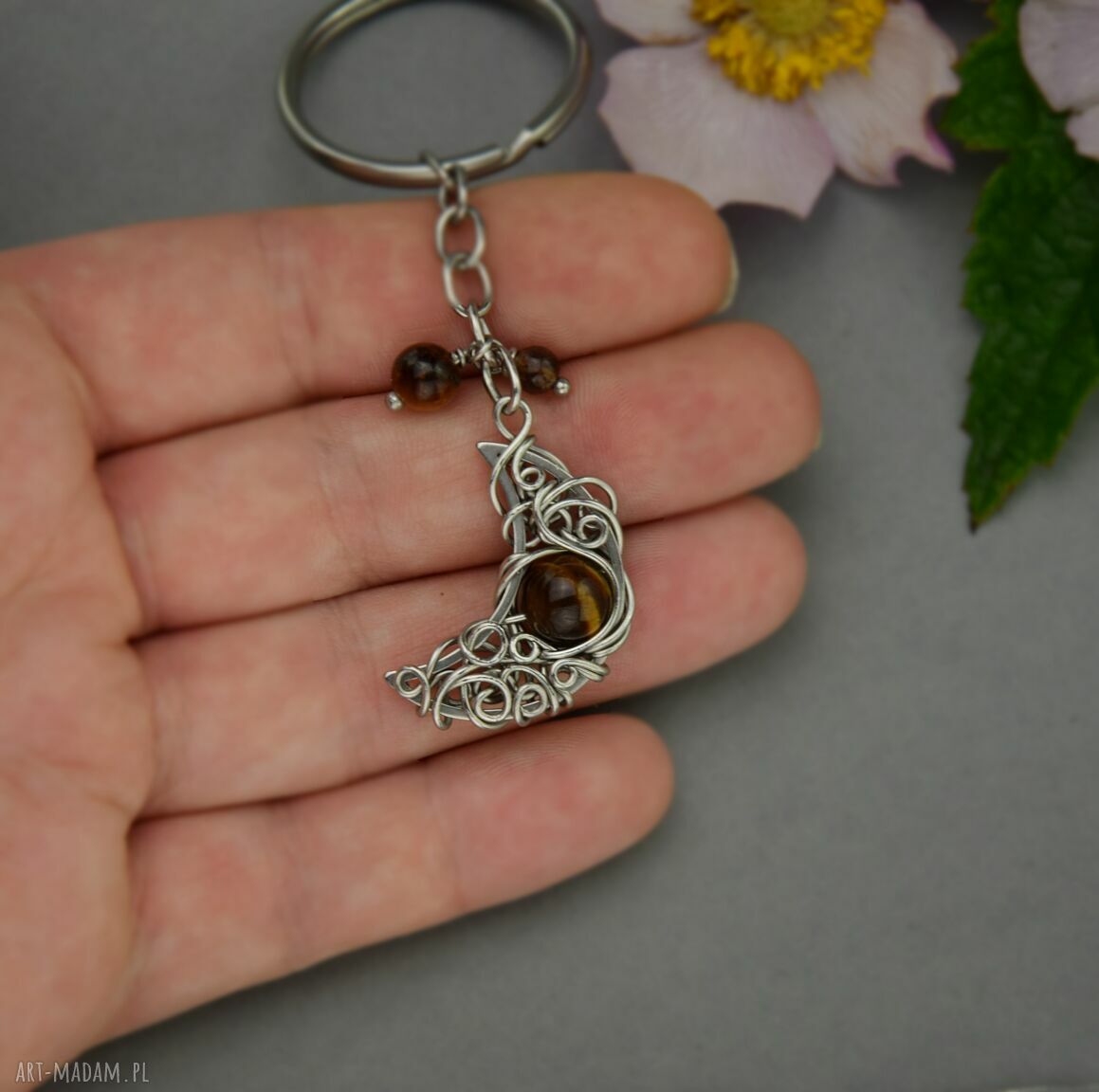 Breloczek księżyc z tygrysim okiem w technice wire wrapping