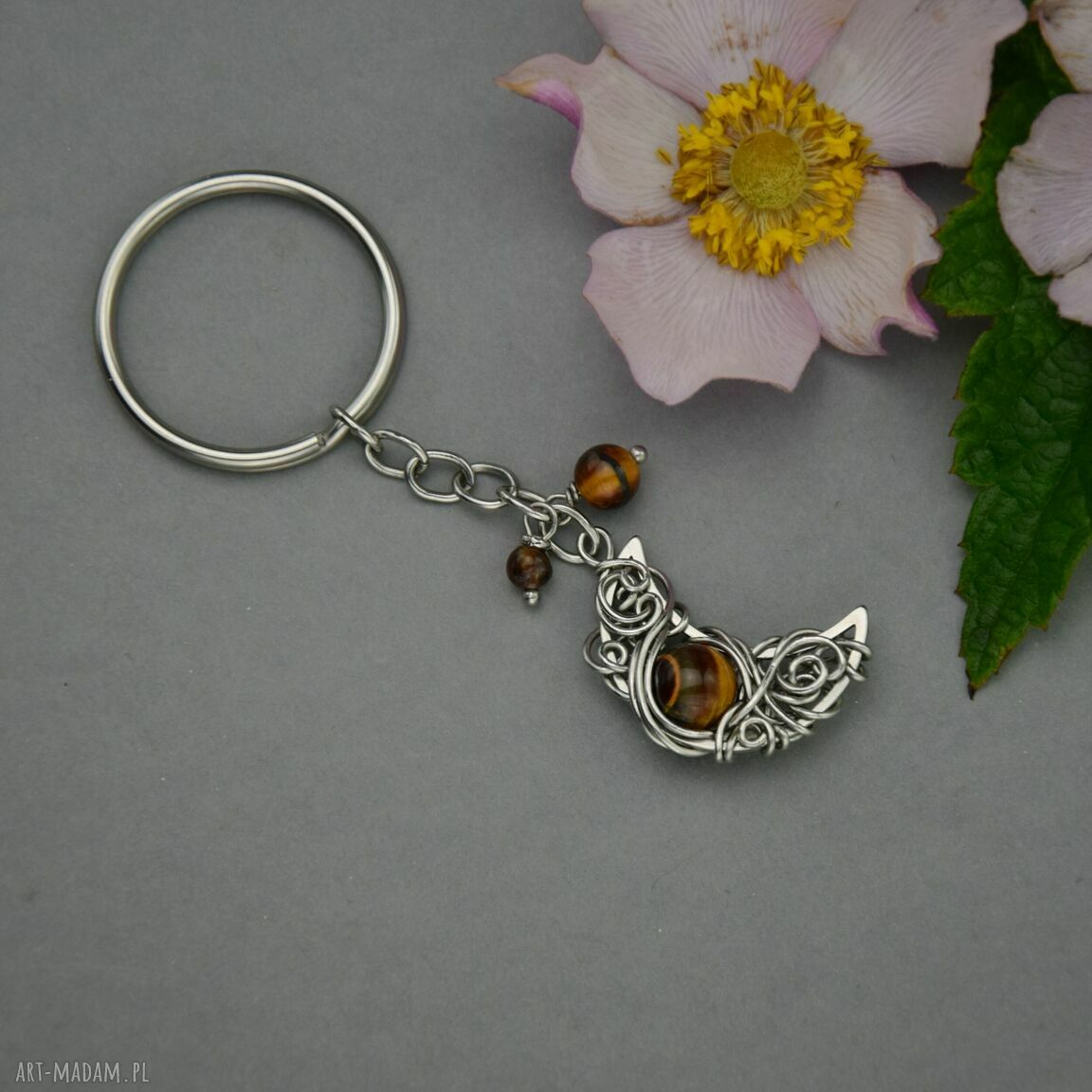 Breloczek księżyc z tygrysim okiem w technice wire wrapping