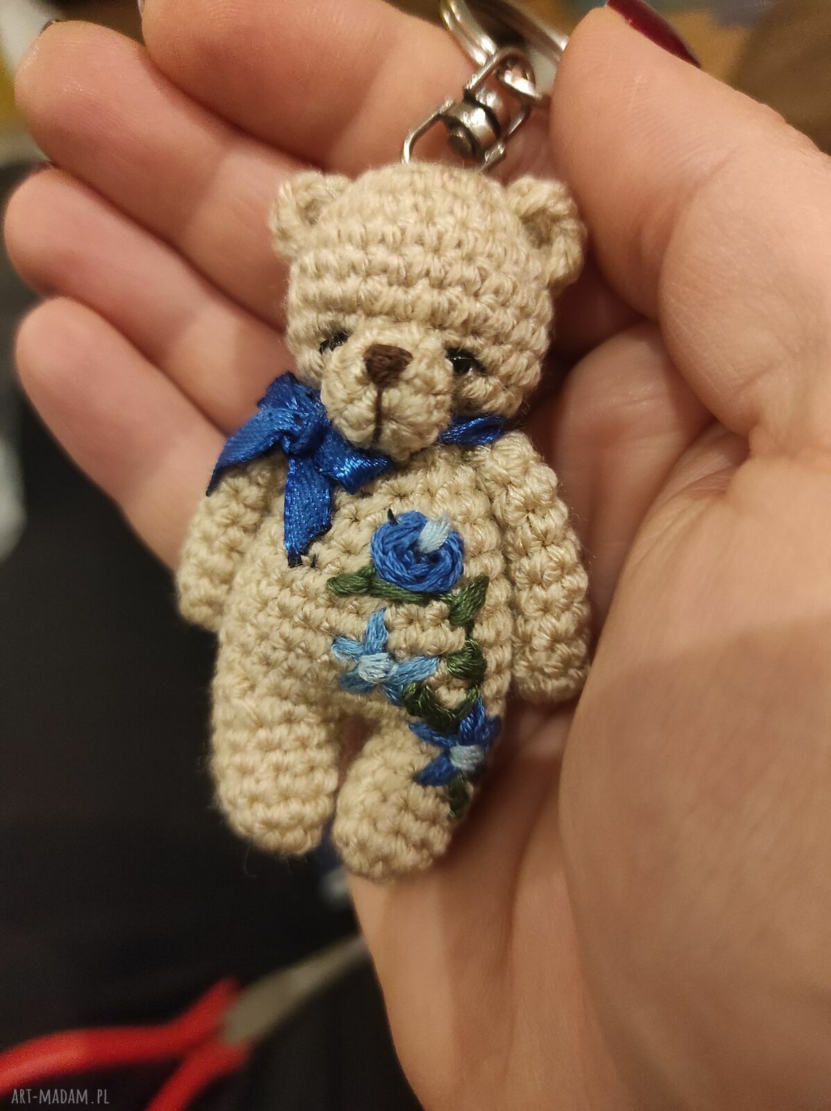 Breloczek Miś Blue Flower z personalizowanym haftem i szkatułką