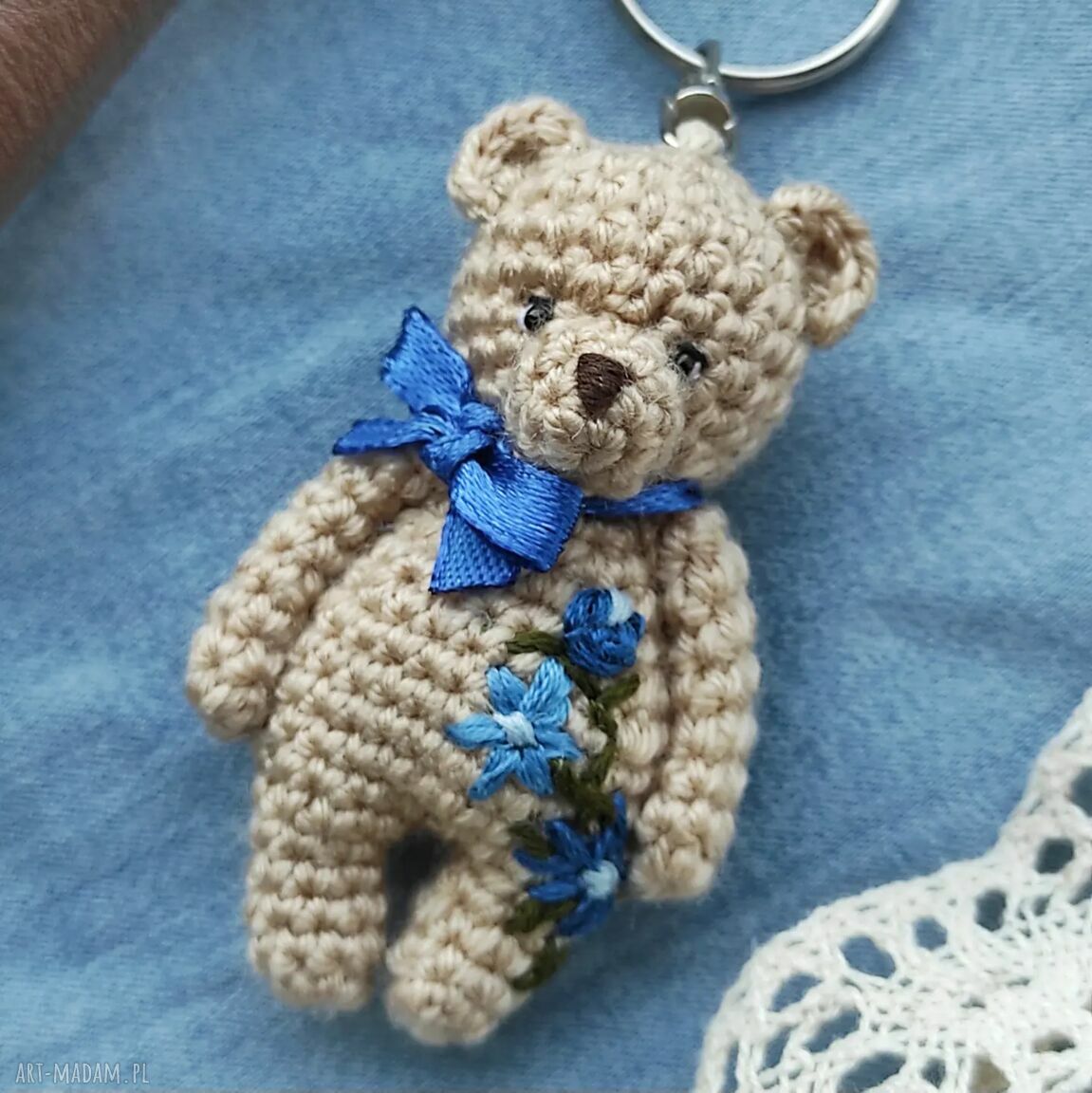 Breloczek Miś Blue Flower z haftem - rękodzieło Moremi Dolls