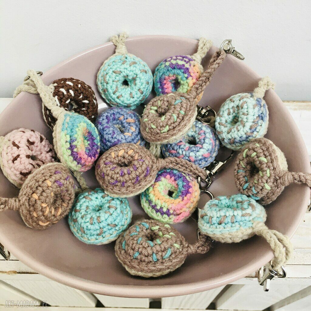 Tęczowy donut - szydełkowy breloczek z pączkiem