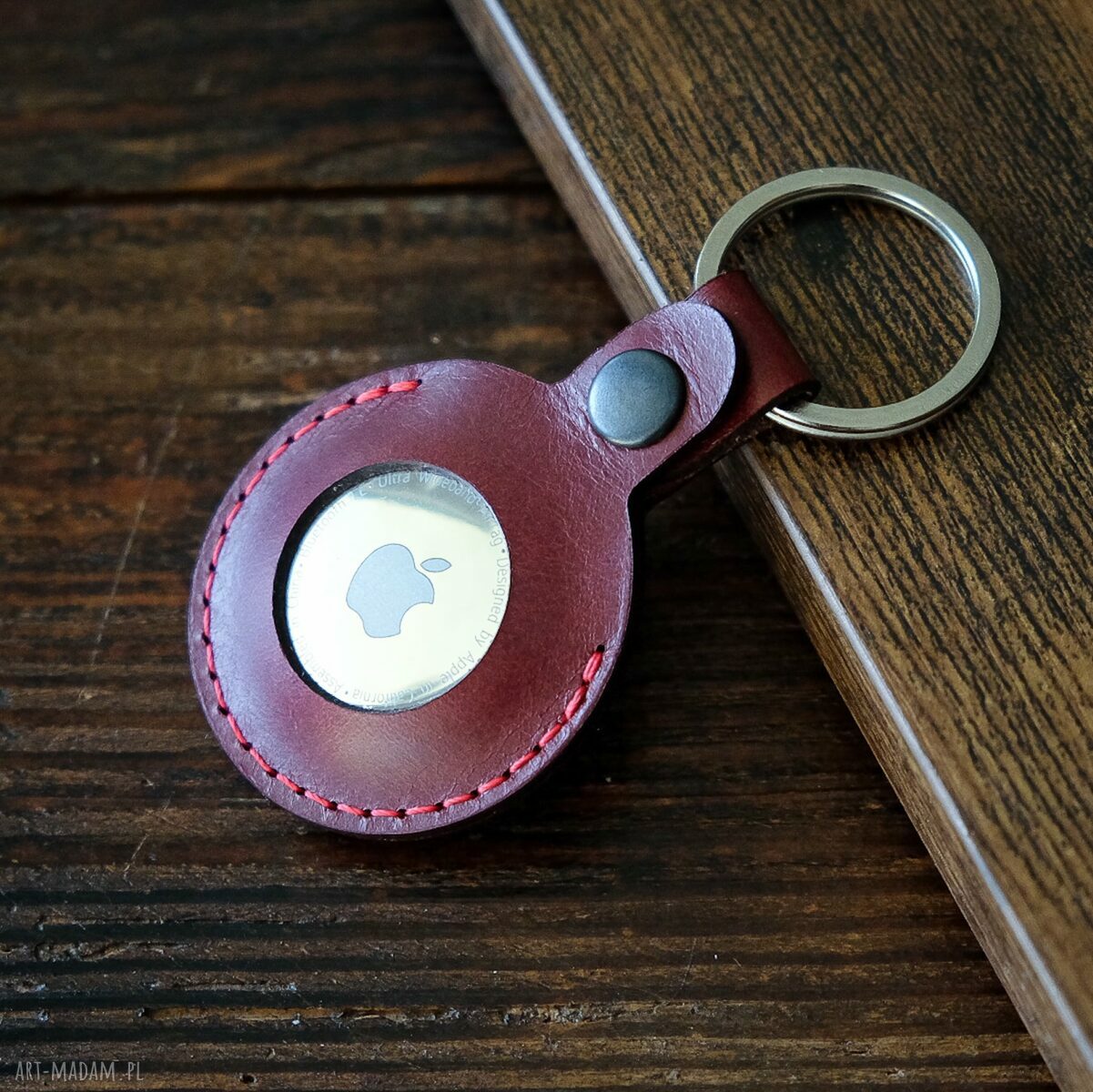 Skórzany brelok do Apple AirTag z włoskiej skóry Buttero bordowy - prezent personalizowany