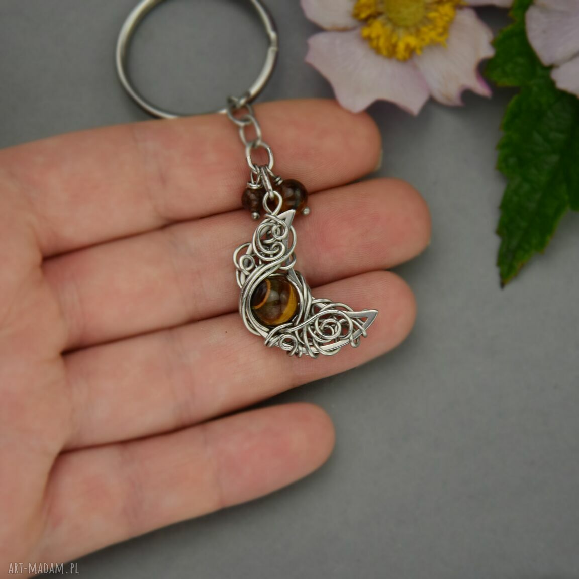 Breloczek księżyc z tygrysim okiem w technice wire wrapping