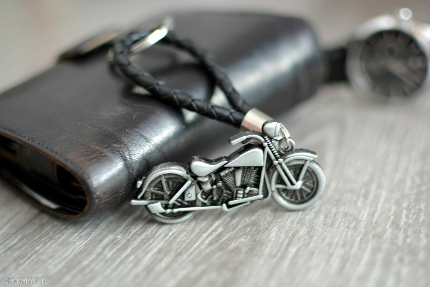 Brelok do kluczy „Motocykl” z czarnym rzemieniem skórzanym