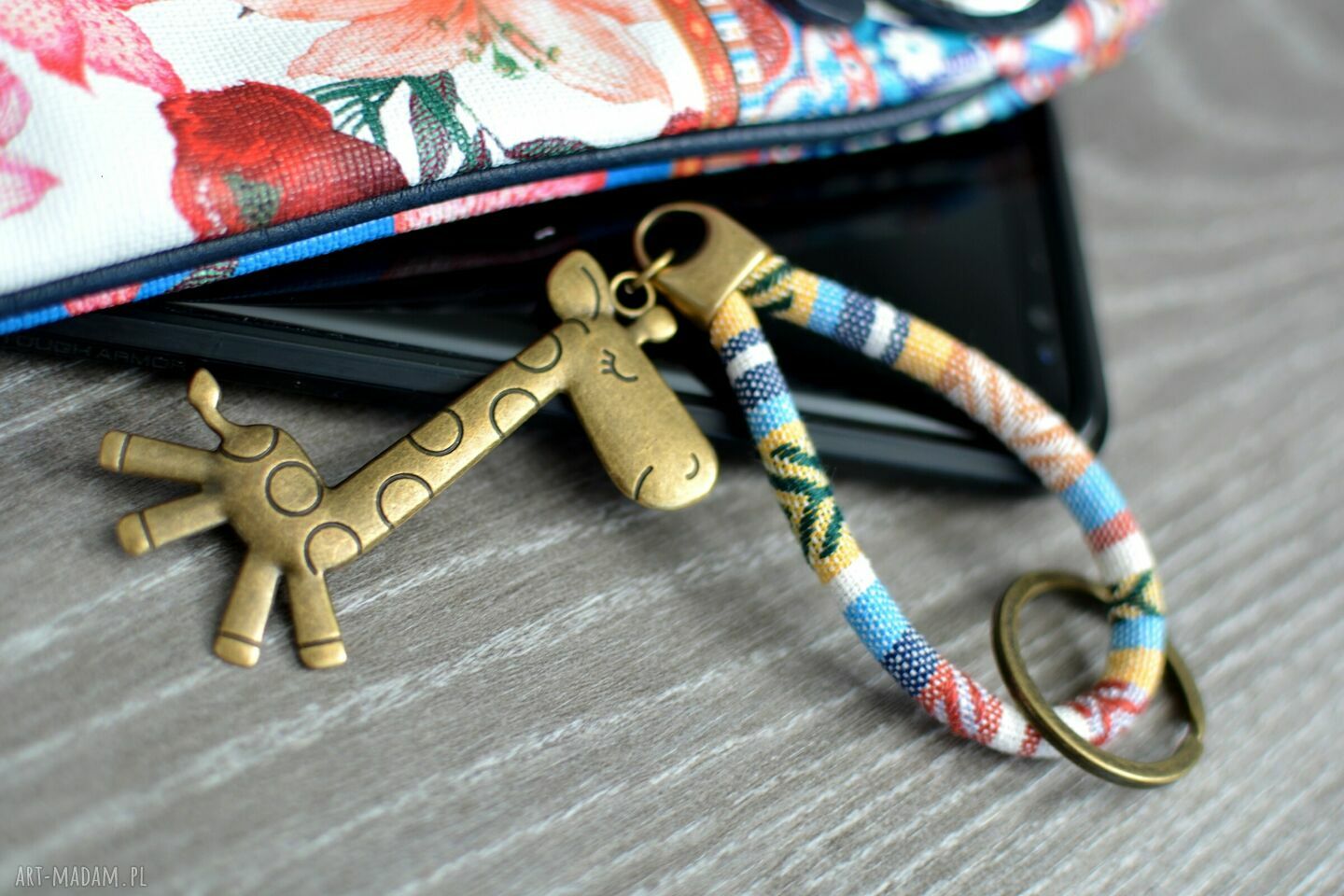 Brelok do kluczy boho z żyrafą Titicaca w kolorze starego złota