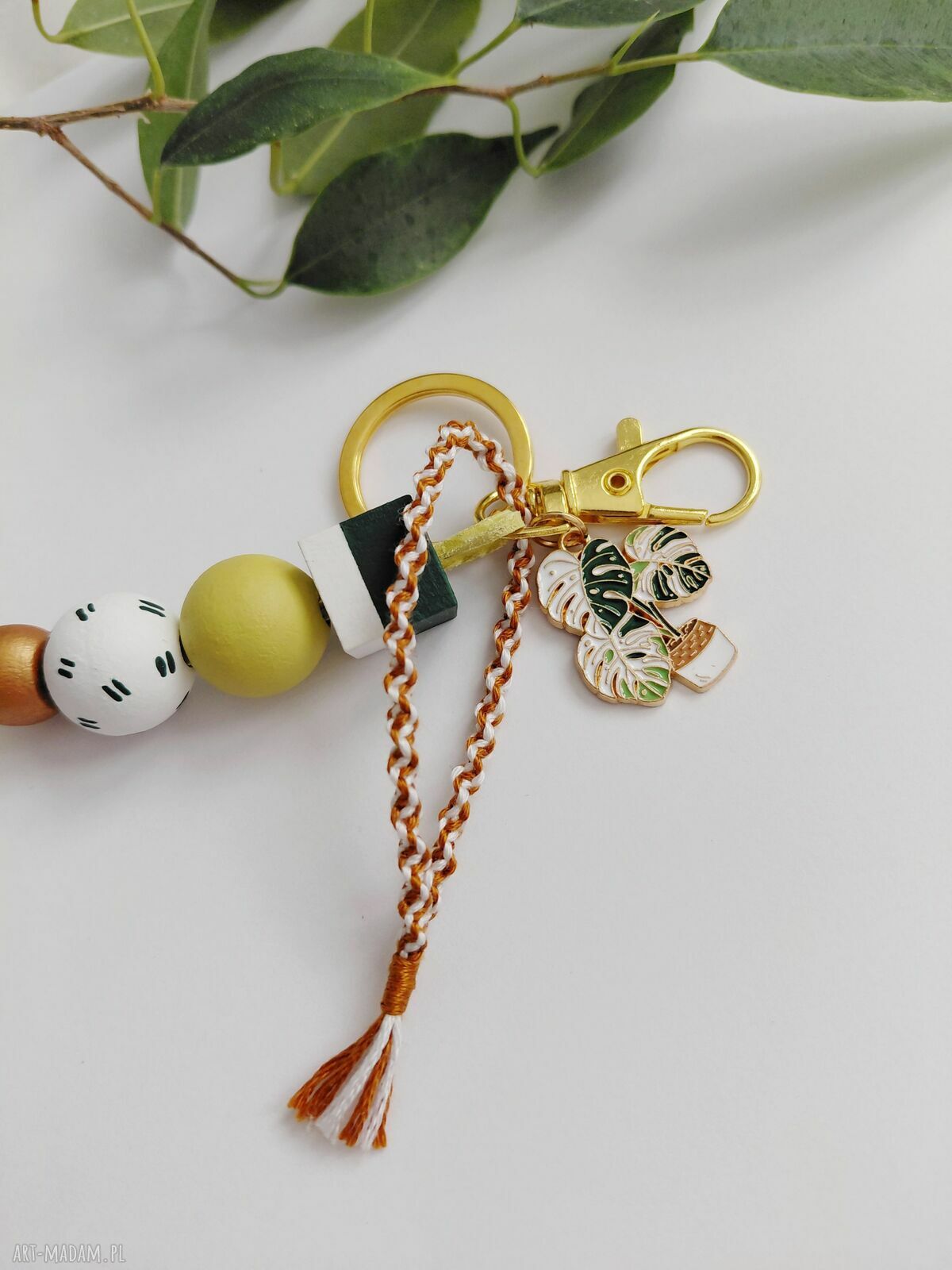 Brelok drewniany z monsterą - ozdoba do torebki w stylu boho