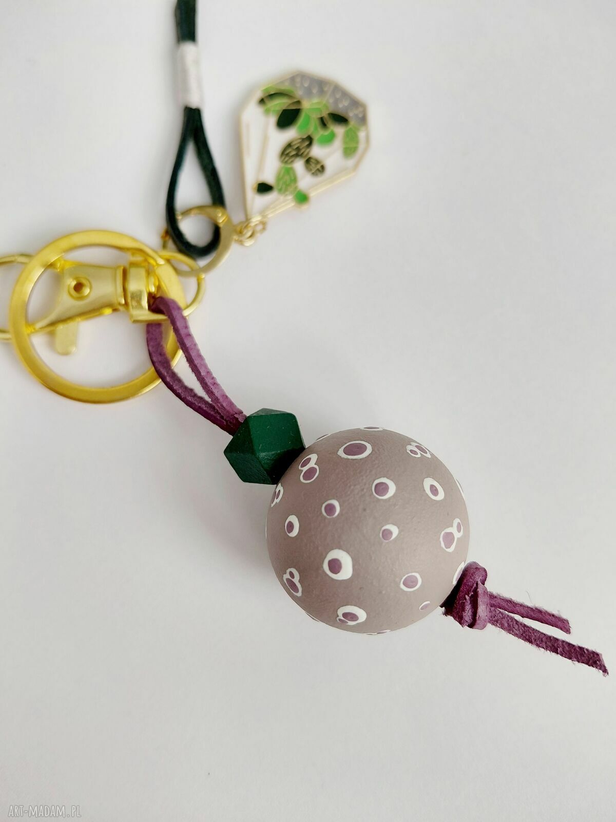 Brelok drewniany z rośliną do torebki w stylu boho