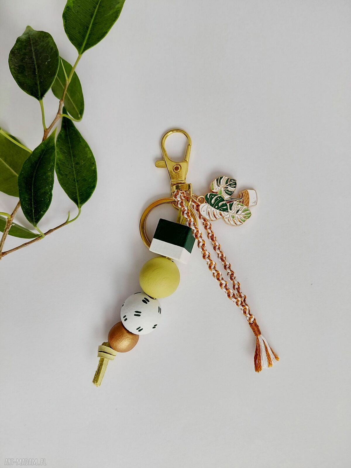 Brelok drewniany z monsterą - ozdoba do torebki w stylu boho