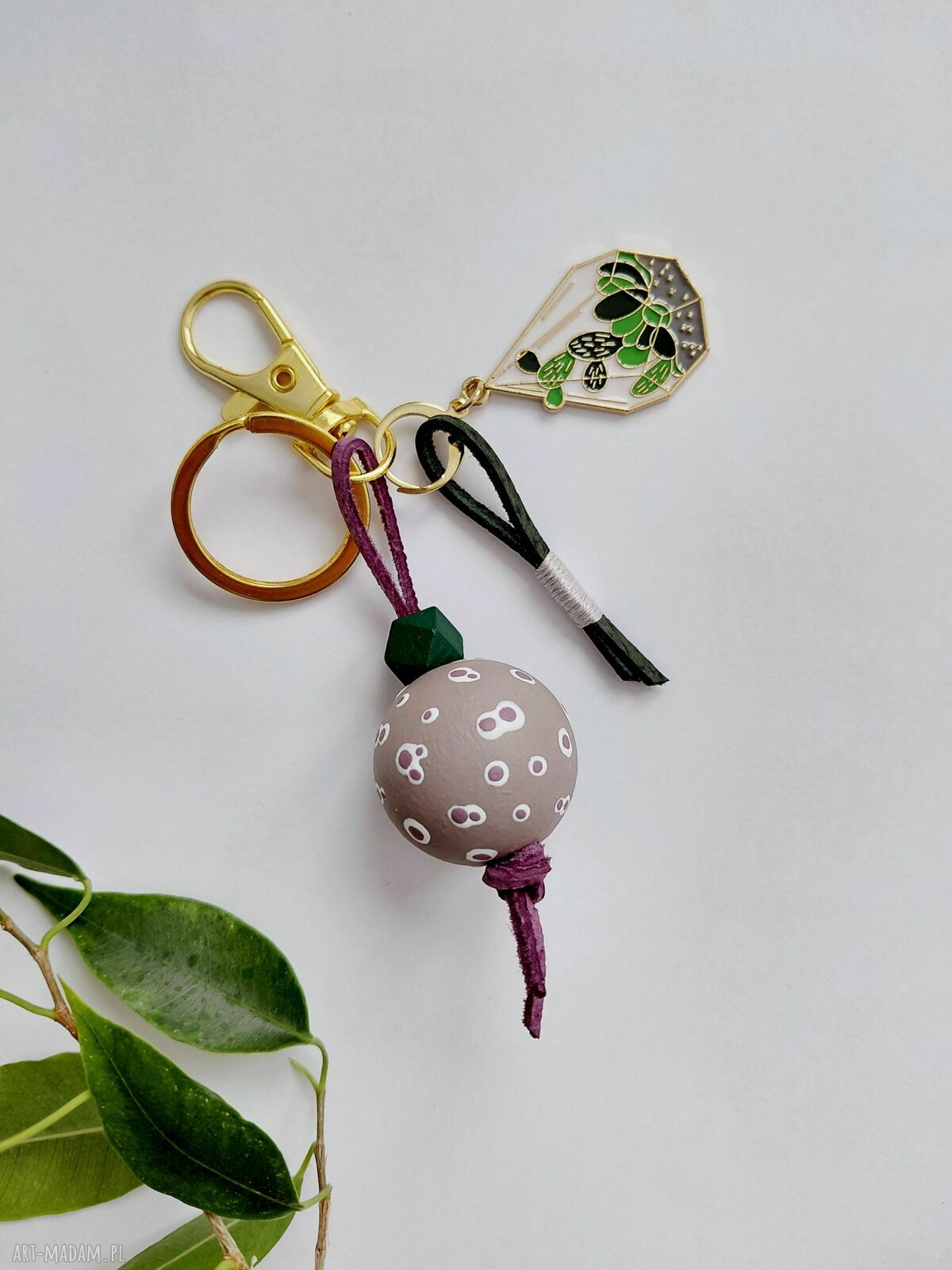 Brelok drewniany z rośliną do torebki w stylu boho