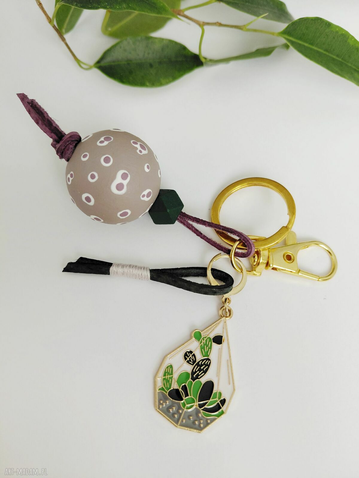 Brelok drewniany z rośliną do torebki w stylu boho