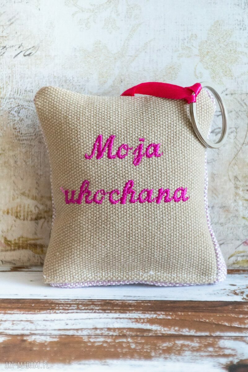 Brelok haftowany "Moja ukochana" - zawieszka do kluczy i plecaka