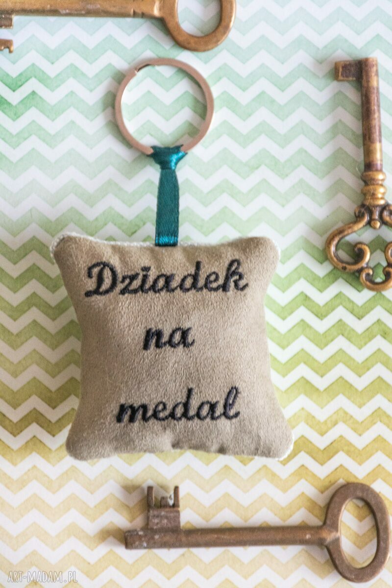 Brelok haftowany Dziadek na medal - prezent no waste dla dziadka