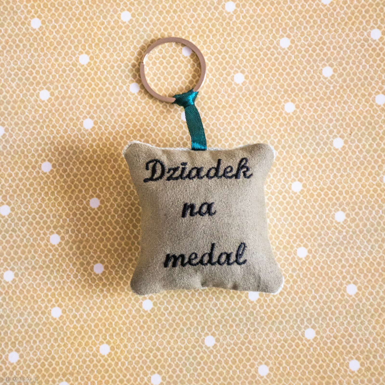 Brelok haftowany Dziadek na medal - prezent no waste dla dziadka