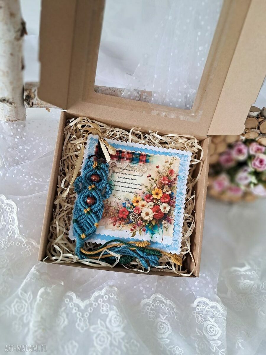 Makramowy brelok dla nauczyciela na koniec roku szkolnego - boho prezent do kluczy