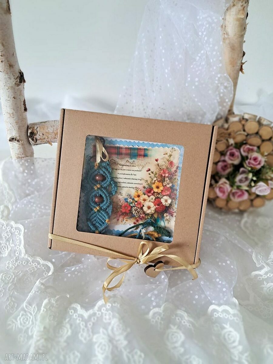 Makramowy brelok dla nauczyciela na koniec roku szkolnego - boho prezent do kluczy
