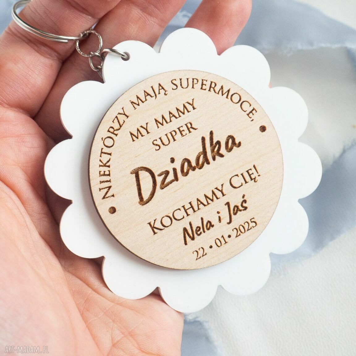Brelok stokrotka z personalizowanym tekstem