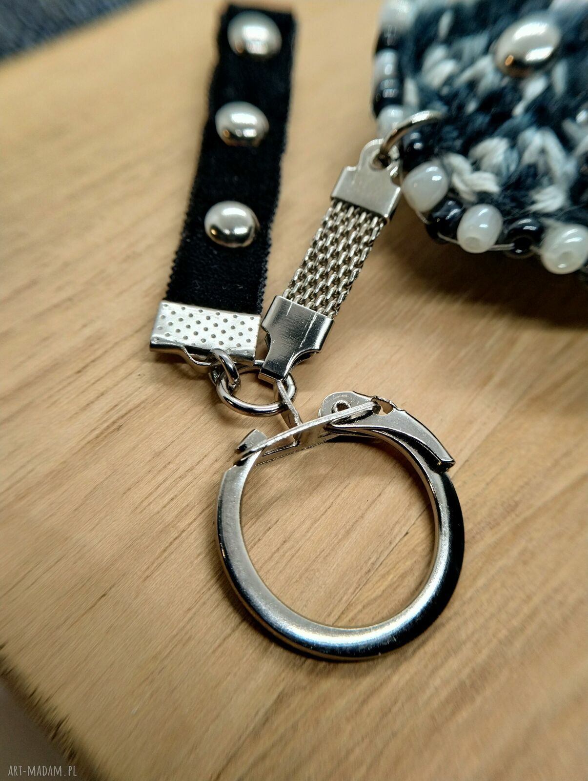 Okrągły brelok szydełkowy czarno-biały z ćwiekami i koralikami