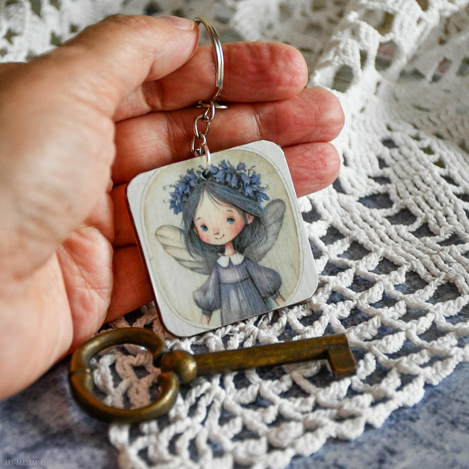 Brelok do kluczy Wróżka Flora - drewniana zawieszka handmade