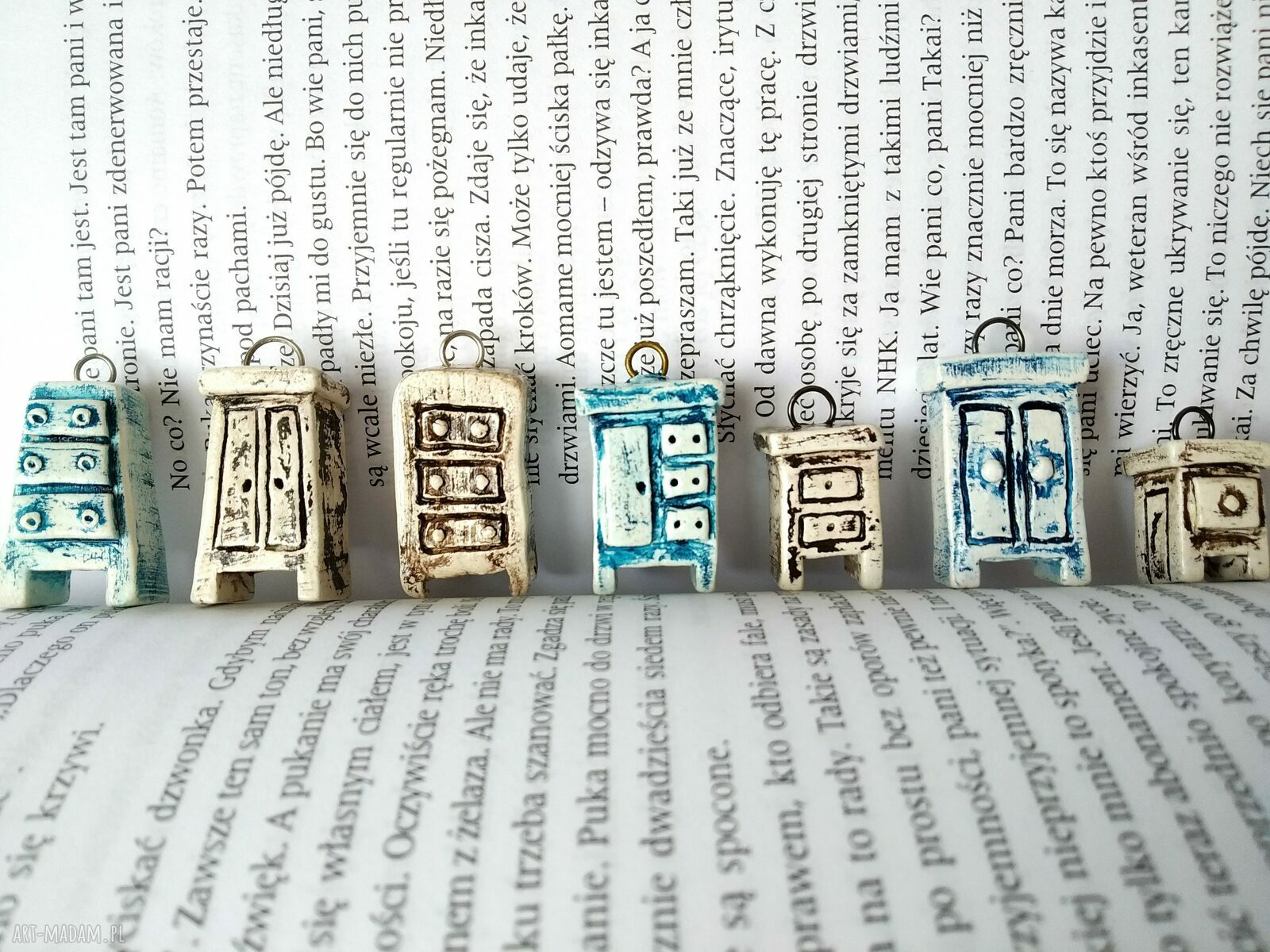Zawieszka brelok Szafka ceramiczna - uroczy amulet do kluczy i torebki