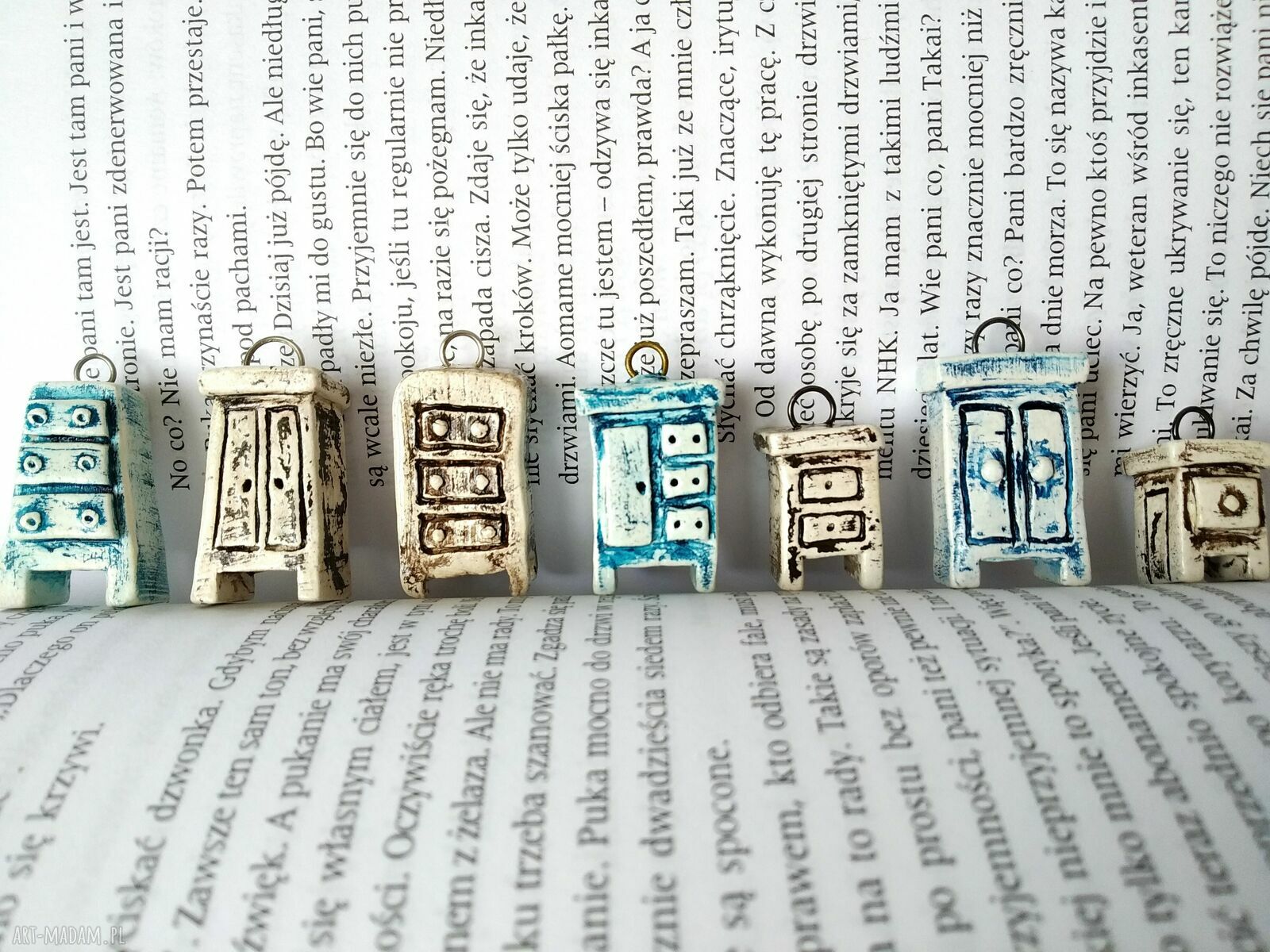 Zawieszka brelok - szafka ceramiczna, unikatowy amulet
