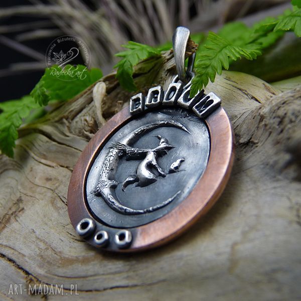 Wisiorek miotła czarownicy - srebrny boho na Halloween, handmade