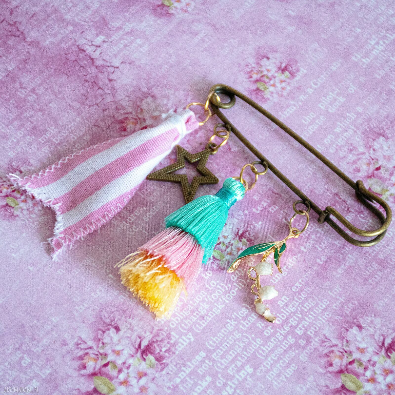 Broszka agrafka Konwalia - kolorowa przypinka handmade