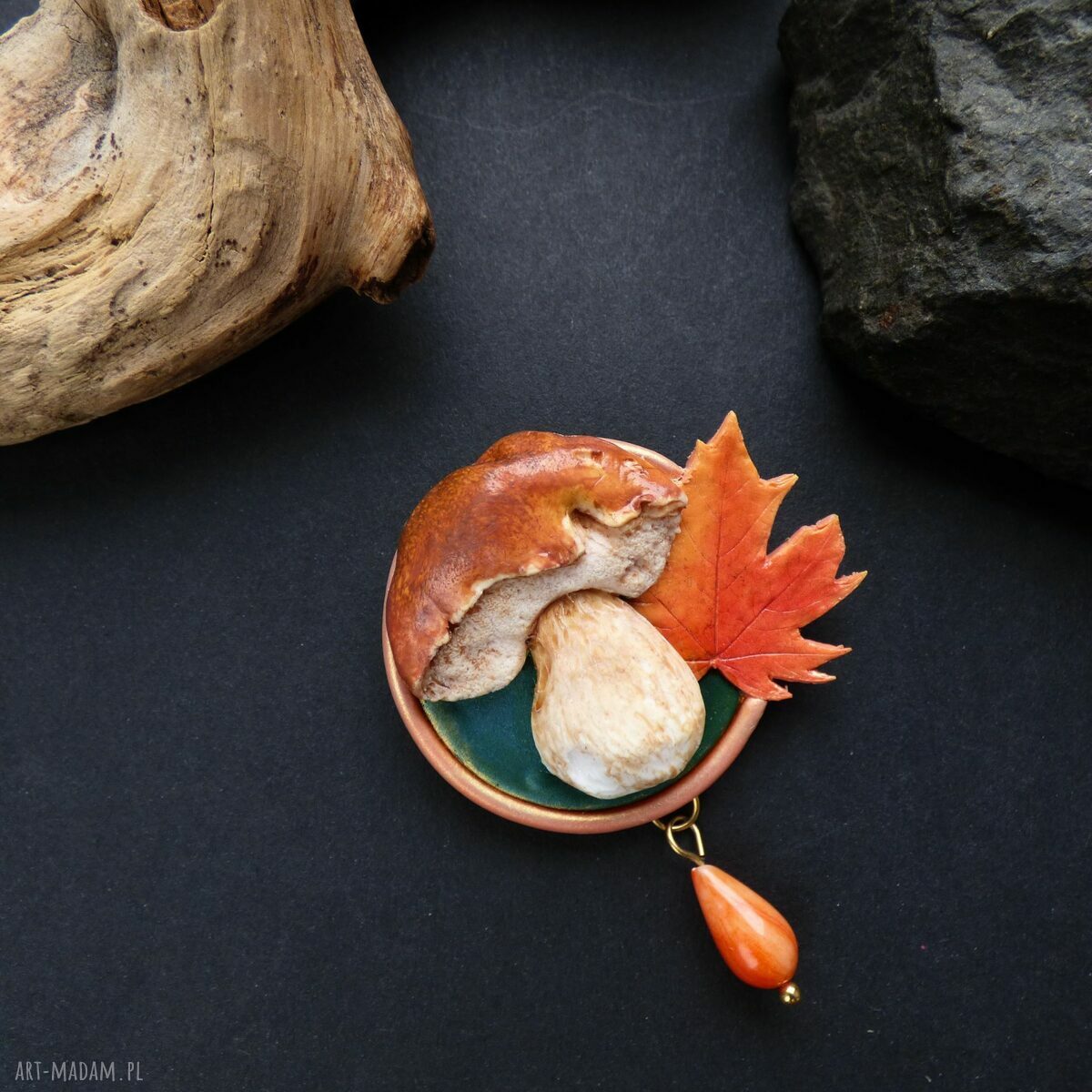 Broszka „Borowik z kroplą korala” - jesienny leśny motyw handmade