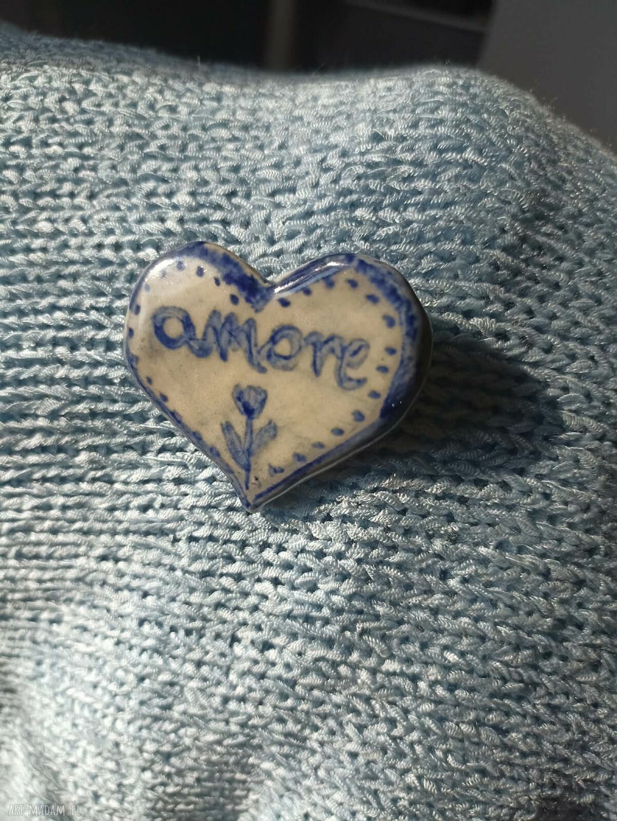 Broszka ceramiczna Amore - serce z napisem „Miłość”