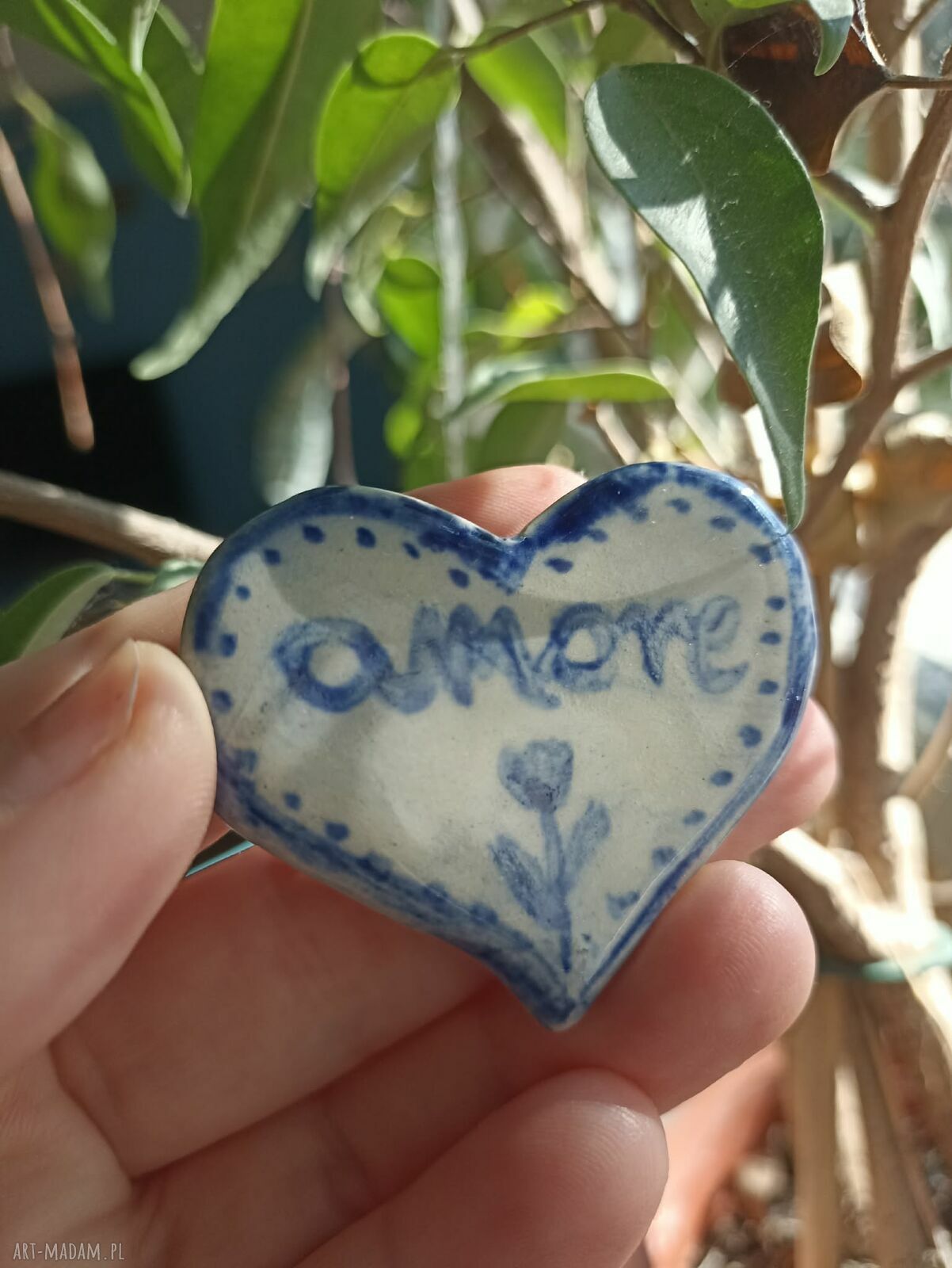 Broszka ceramiczna Amore - serce z napisem „Miłość”