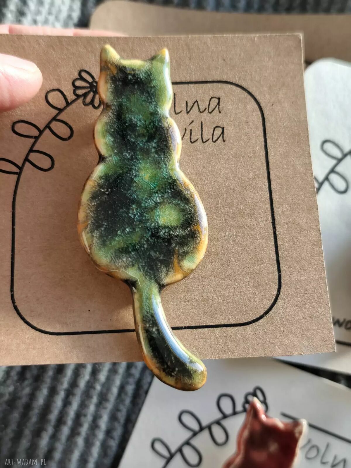 Ceramiczna broszka kot ze zwieszonym ogonem