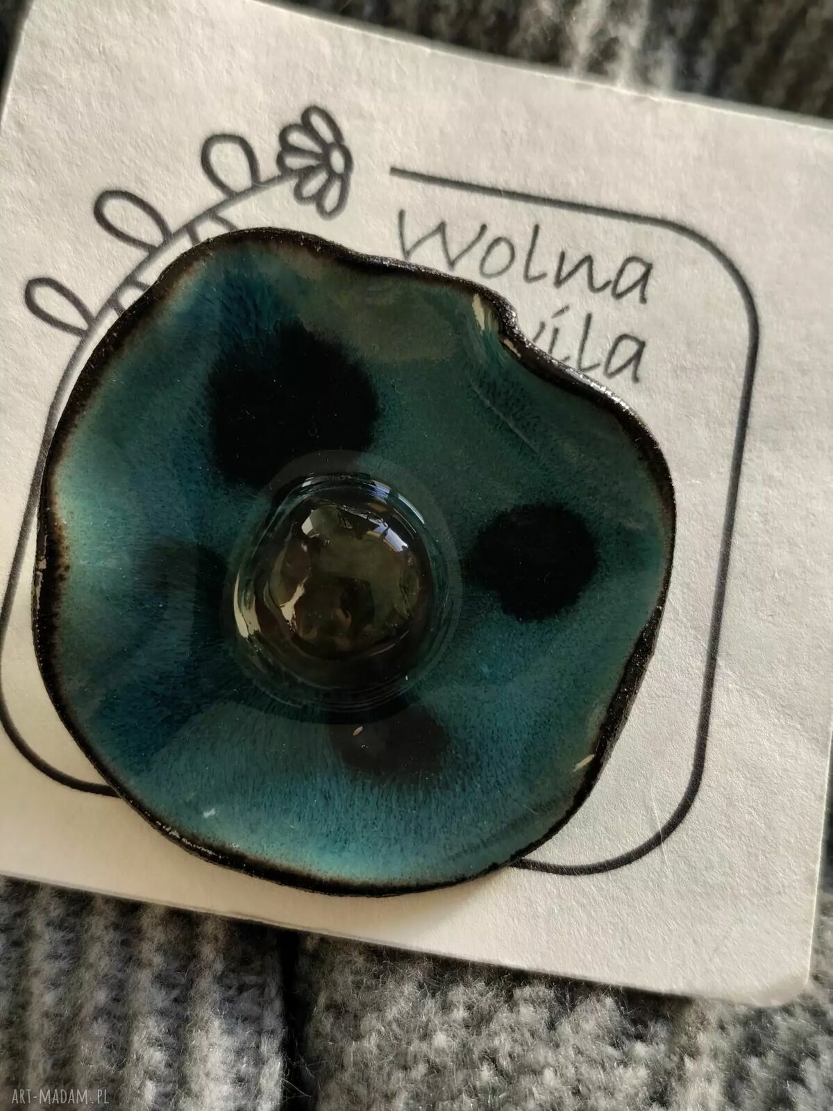 Ceramiczna broszka w kształcie kwiatu - rękodzieło