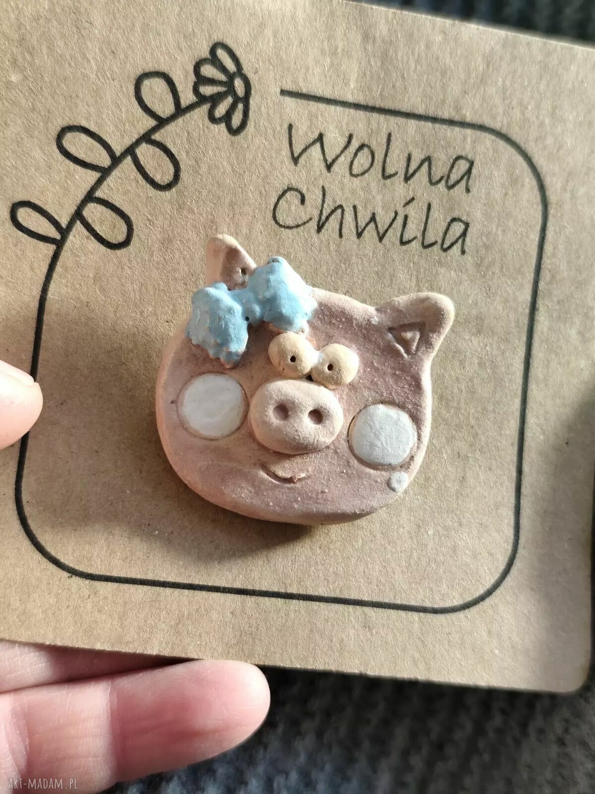 Ręcznie robiona broszka ceramiczna w kształcie wesołej świnki
