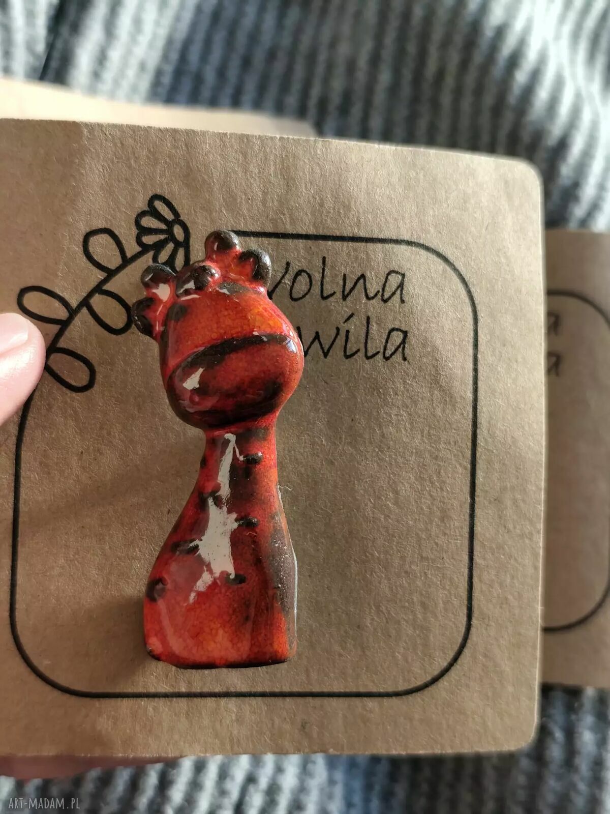 Kolorowa broszka ceramiczna w kształcie żyrafy